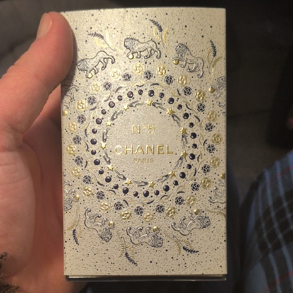 CHANEL N°5 Eau de Parfum - Gold and White - Picture 4 of 5